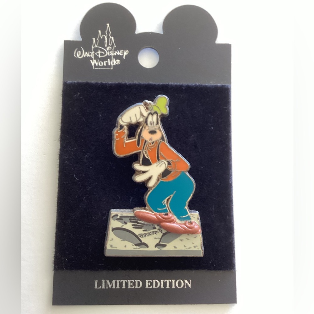 LE 1000 Disney’s Goofy, Foot & Hand Prints Free-D Pin